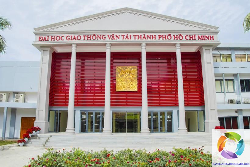 Dự báo và nhận định về tương lai của Phân hiệu Trường Đại học Giao thông Vận tải tại TP. Hồ Chí Minh đòi hỏi sự kết hợp giữa việc hiểu rõ về xu hướng phát triển của ngành giao thông vận tải và sự linh hoạt trong đáp ứng các thách thức và cơ hội mới. Dưới đây là một số dự báo và nhận định có thể xảy ra trong tương lai: Tăng cường hợp tác quốc tế: Trong bối cảnh hội nhập và toàn cầu hóa, việc tăng cường hợp tác với các đối tác quốc tế trong lĩnh vực giao thông vận tải sẽ mang lại nhiều cơ hội học tập và nghiên cứu cho sinh viên và giảng viên. Các chương trình đào tạo và nghiên cứu chung với các trường đại học và tổ chức quốc tế có uy tín sẽ giúp trường củng cố vị thế của mình trên bản đồ giáo dục toàn cầu. Đổi mới trong chương trình đào tạo: Sự phát triển nhanh chóng của công nghệ và thị trường lao động yêu cầu các chương trình đào tạo linh hoạt và cập nhật. Trường có thể đưa vào các ngành học mới, như logictics, quản lý chuỗi cung ứng, hoặc công nghệ thông tin ứng dụng trong giao thông vận tải, để đáp ứng nhu cầu ngày càng đa dạng của sinh viên và doanh nghiệp. Nâng cao chất lượng đào tạo và nghiên cứu: Việc tập trung vào nâng cao chất lượng đào tạo và nghiên cứu sẽ giúp trường thu hút được nguồn nhân lực chất lượng cao và tạo ra những sản phẩm nghiên cứu có giá trị cao cho cộng đồng. Đồng thời, điều này cũng sẽ giúp trường duy trì hoặc tăng cường vị thế và uy tín của mình trong lĩnh vực giao thông vận tải. Hợp tác chặt chẽ với doanh nghiệp và cộng đồng: Sự hợp tác chặt chẽ với các doanh nghiệp trong và ngoài nước sẽ giúp trường cung cấp các chương trình đào tạo phù hợp với nhu cầu thực tế của thị trường lao động. Các dự án và hoạt động hợp tác với cộng đồng sẽ giúp sinh viên của trường phát triển kỹ năng mềm và tinh thần trách nhiệm xã hội.
