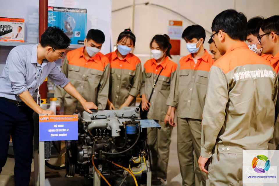 bằng cao đẳng công nghệ ô tô làm kỹ thuật viên được không