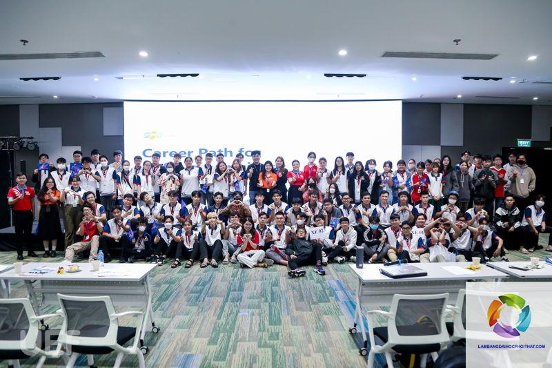 bằng đại học thương mại điện tử làm shopee được không